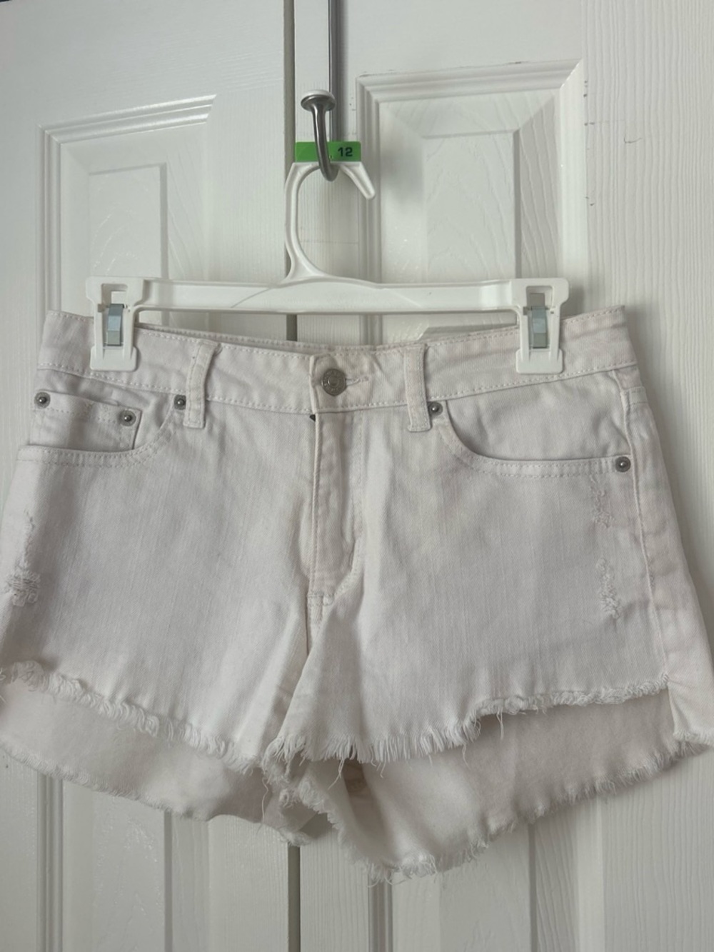 vestique White Distressed Frayed-Hem Denim Shorts